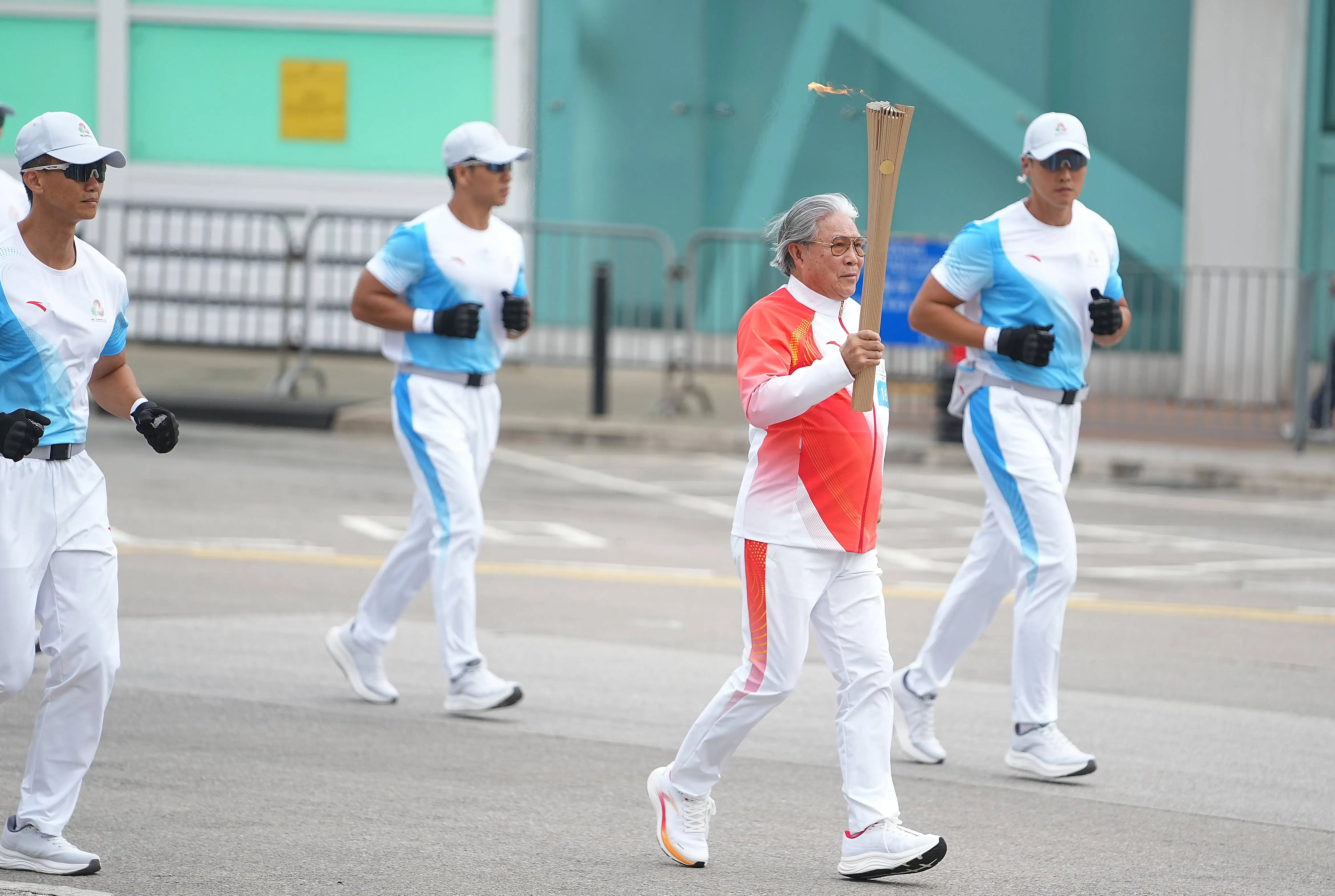 十五運火炬跨維港傳遞 50名火炬手展現香港活力