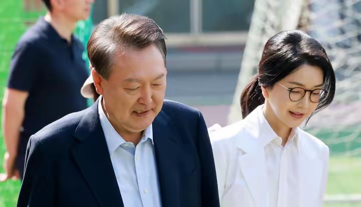 前總統夫婦同日受審，韓國政壇歷史性一幕