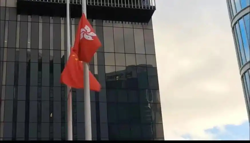 港府下半旗三日哀悼大埔火災罹難者 國際級辨識團隊助家屬尋親