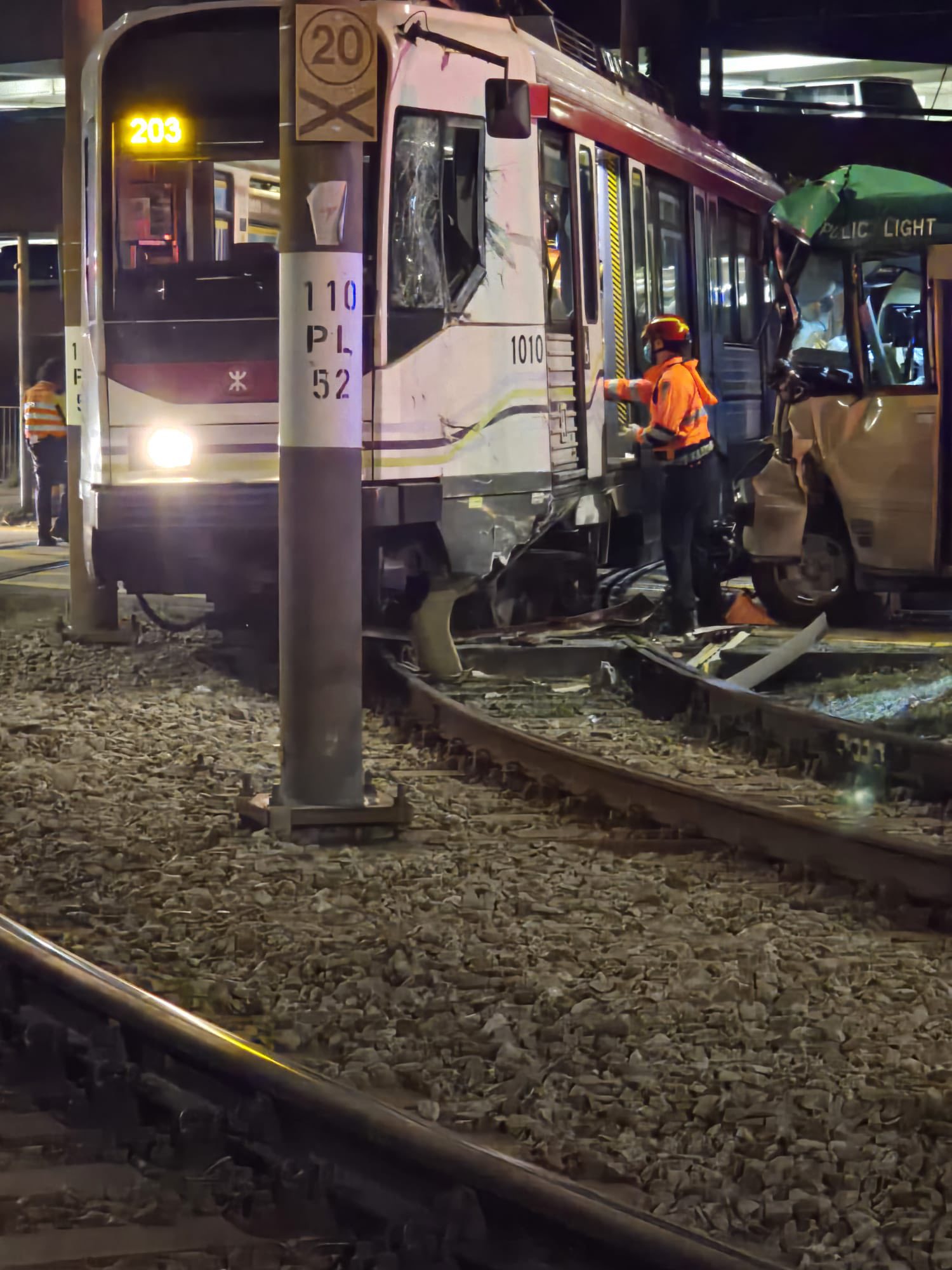 屯門凌晨嚴重車禍 小巴疑看錯燈號撞輕鐵 12人受傷司機被捕