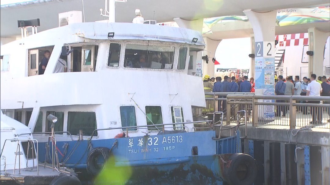 中環渡輪泊岸失控撞碼頭 石壆崩裂幸無人傷