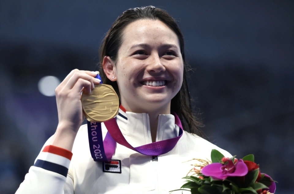 港隊全運泳道綻放 何詩蓓雙金創歷史 麥世霆200蛙勇奪銅