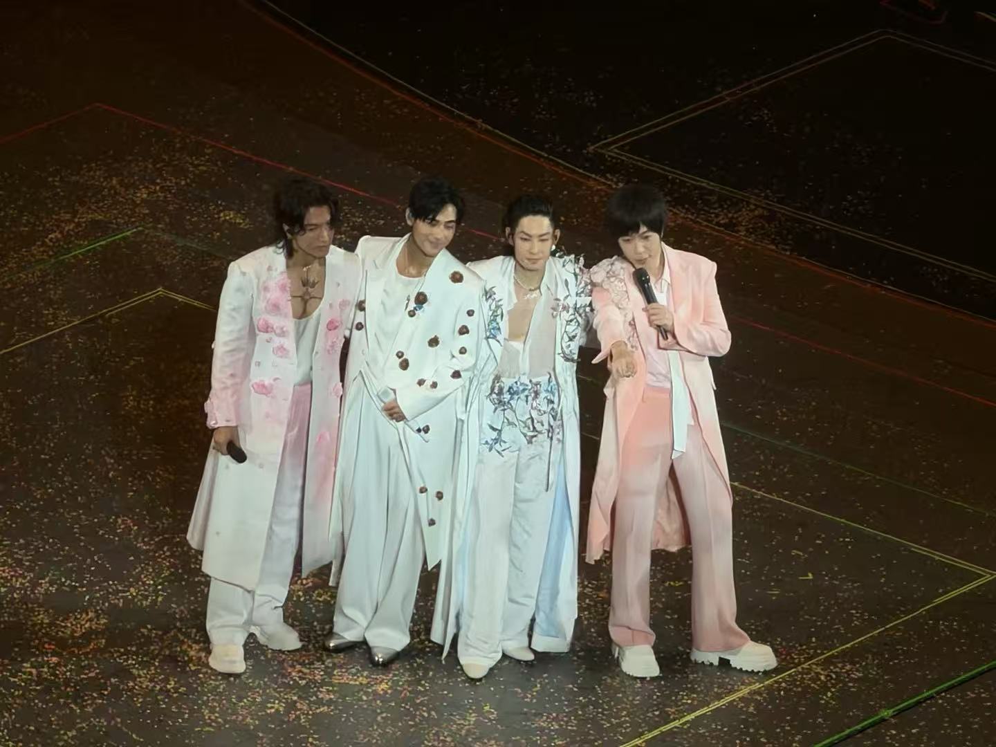 五月天阿信上海演唱會意外墜台 緊急送醫後報平安 舞台安全再引關注