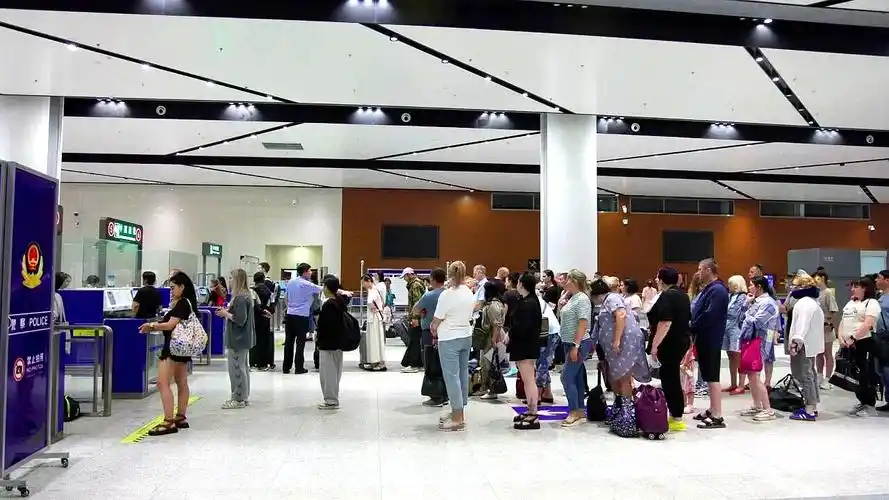 中俄互免簽證正式實施 邊境口岸迎首批免簽旅客 跨境旅遊商貿迎來新機遇