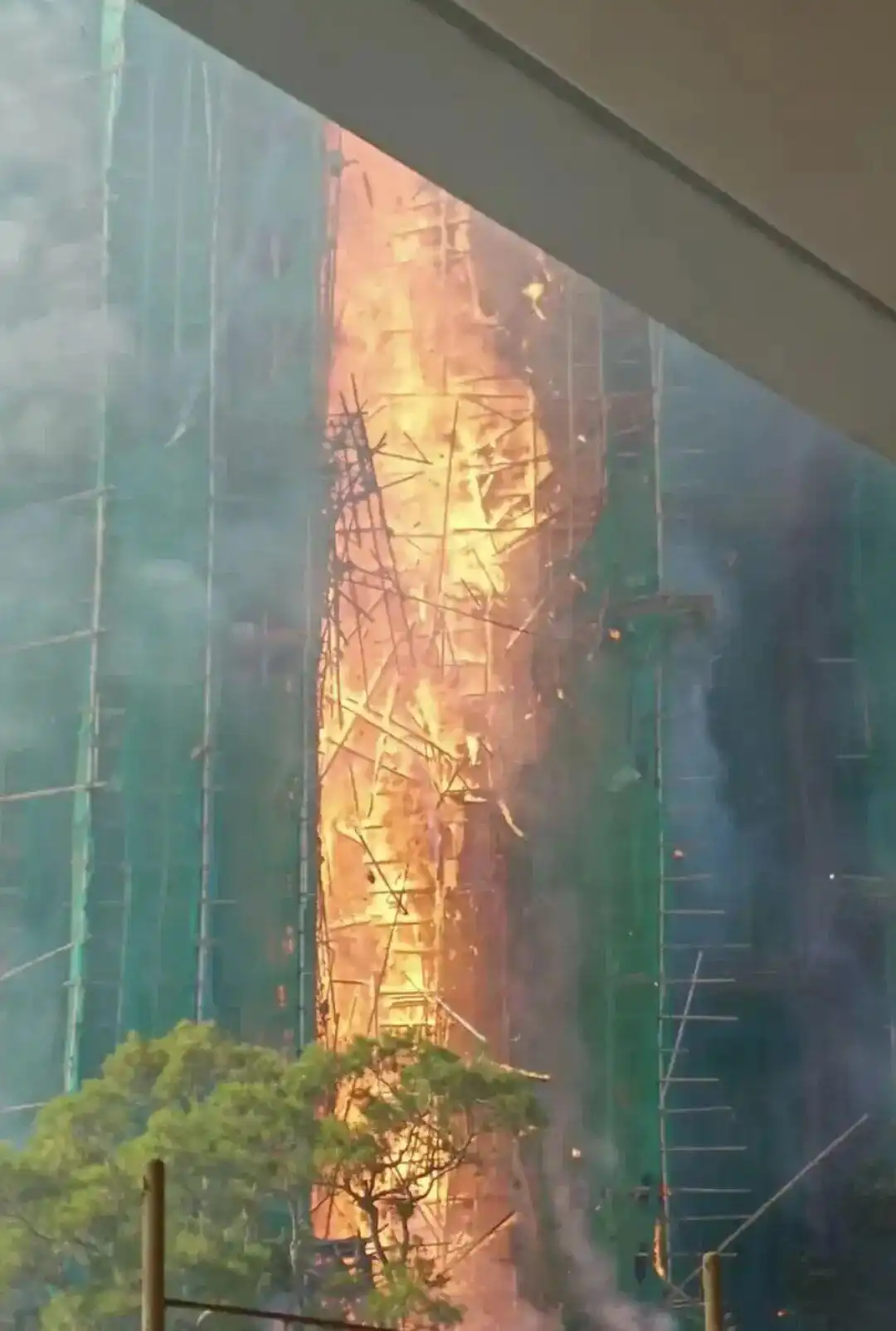 資深業界揭建築安全物料「溝貨」亂象 阻燃棚網成本高一倍成漏洞根源