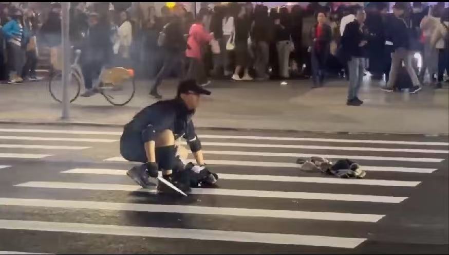 台北車站至中山站連環襲擊 防毒面具男擲煙霧彈砍傷九人 嫌犯墜樓亡