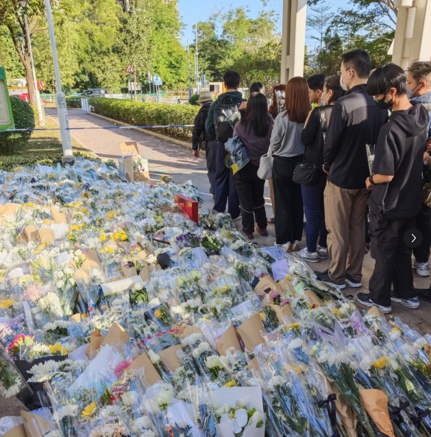 風雨無間 攜手同行——各界市民有序弔唁大埔火災罹難者 無名英雄與互助精神照亮前路