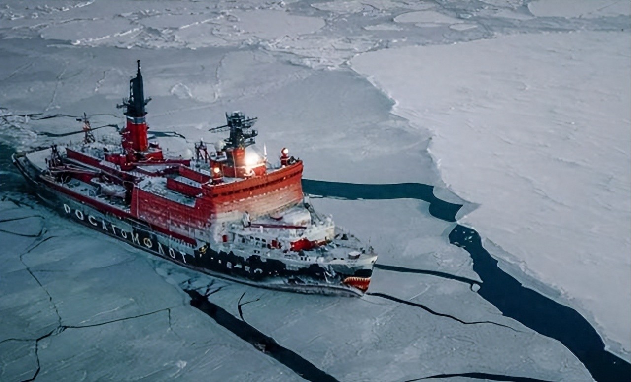 格陵蘭風雪起，誰在北極亮旗