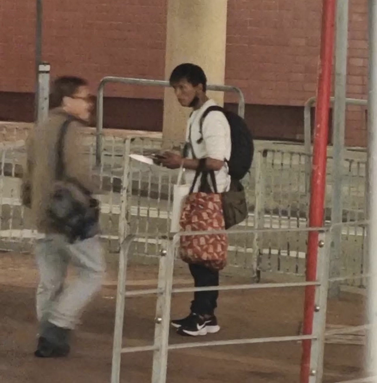 屯門市廣場警兩槍轟斃持刀挾持人質男