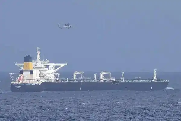 美軍大西洋強行扣押俄護航油輪 英軍協防觸發外交風波