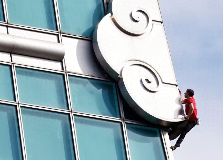 一面玻璃幕牆，照見了誰的真實台灣