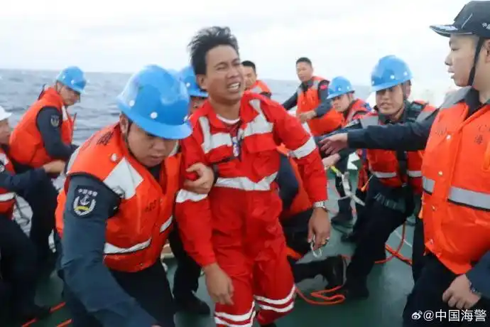 南海驚險救援！中國多部門聯動國際力量 成功救起黃岩島附近遇險貨輪17名船員