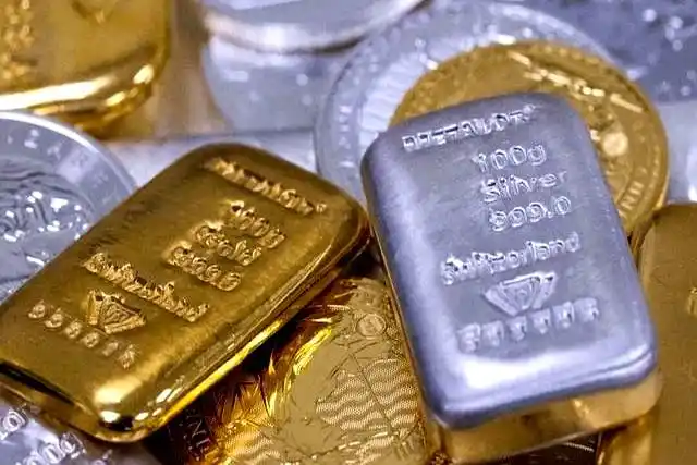 金銀暴漲後閃崩 四十年最大跌幅震盪市場 深圳投資者損手 民眾趁低搶購婚慶金飾