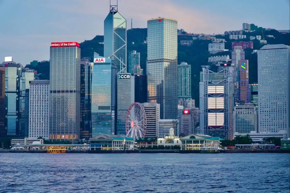 陳茂波預告經營賬目提早一年轉盈 零售數據續向好 財政預算案聚焦發展與控支