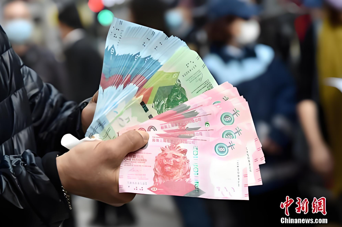 港銀啟動農曆新年新鈔兌換 市民清晨排隊博「好意頭」