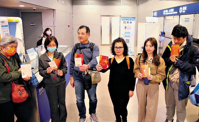 戰火無情祖國有愛 逾70名滯留中東台胞經上海平安返鄉