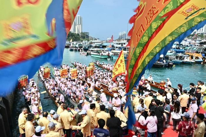 鴨脷洲洪聖傳統文化節今舉行 首辦公眾放水燈 賀誕巡遊萬人空巷