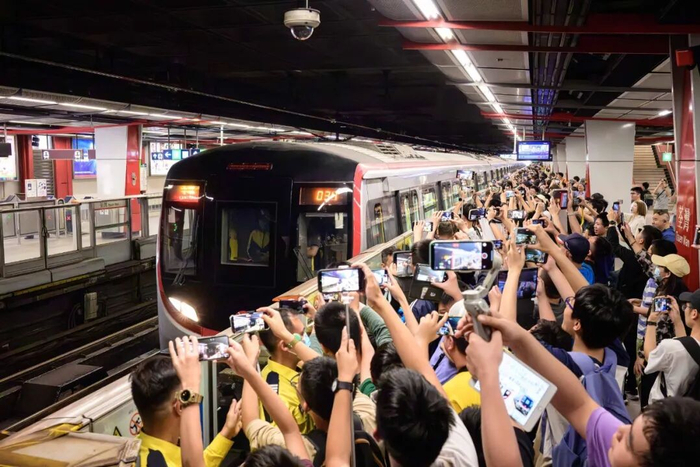 荃灣綫新信號系統列車Q-train首航 逾百鐵路迷見證