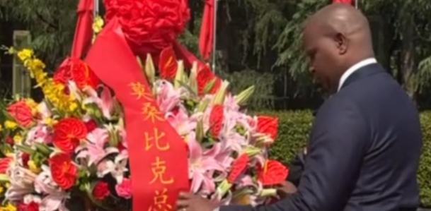 莫桑比克總統查波韶山瞻仰毛澤東銅像 獻花籃表敬意