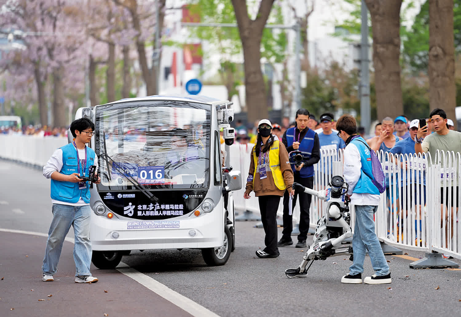 人機共跑破世績 北京亦莊半馬見證機器人飛躍進步