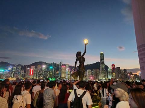內地五一黃金周訪港旅客絡繹不絕 餐飲零售業丁財兩旺