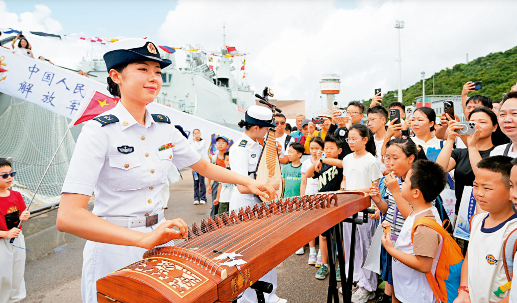 風雨無阻軍民情 南寧衡陽艦開放日萬人爭睹國之重器