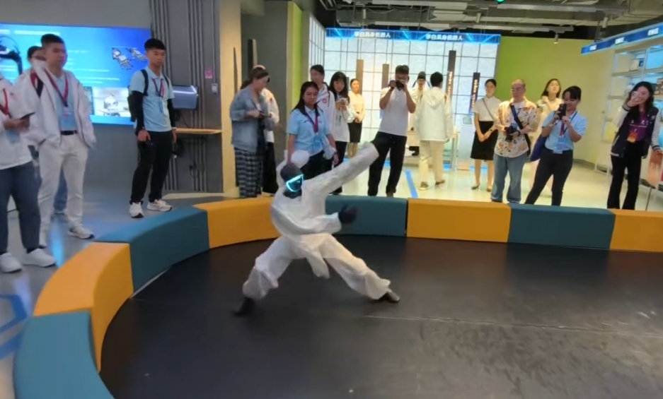 港澳升旗隊訪京 機械人咖啡區徽拉花搶眼