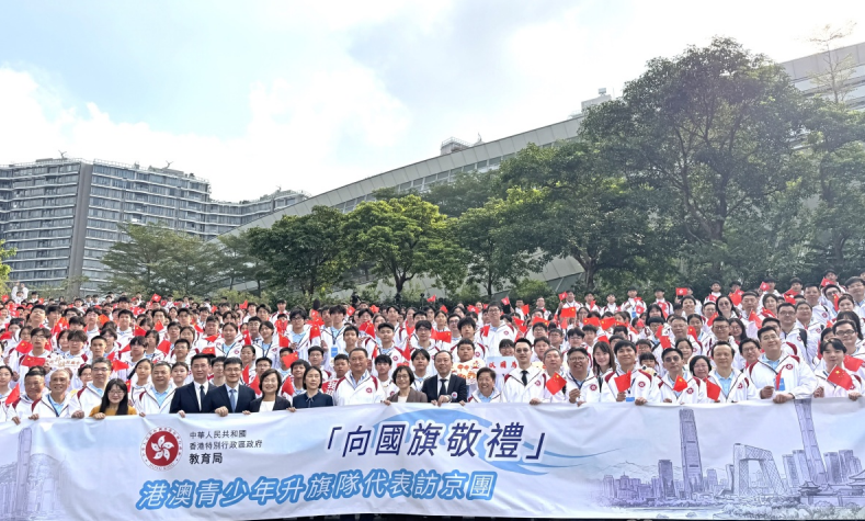 港澳升旗隊代表訪京 向國旗敬禮