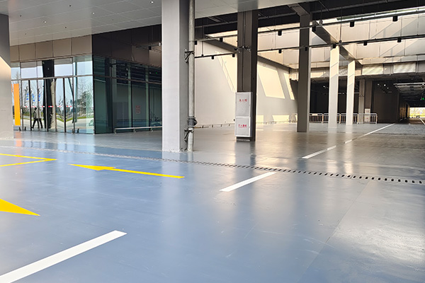 健身房高强度水泥基自流平与运动地胶