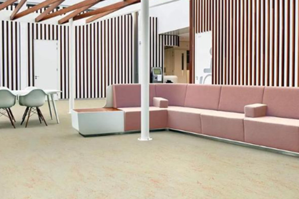 办公室高强度水泥基自流平与亚麻地板