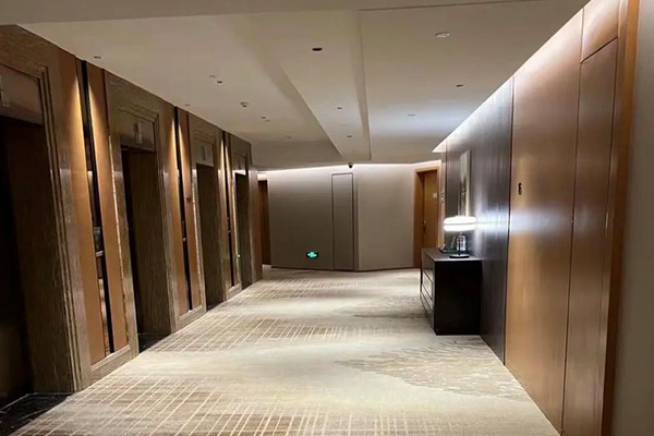 休息区水泥基自流平与手工地毯