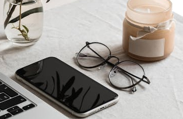 Highlight innovations such as OMO online and offline integration and community grids?