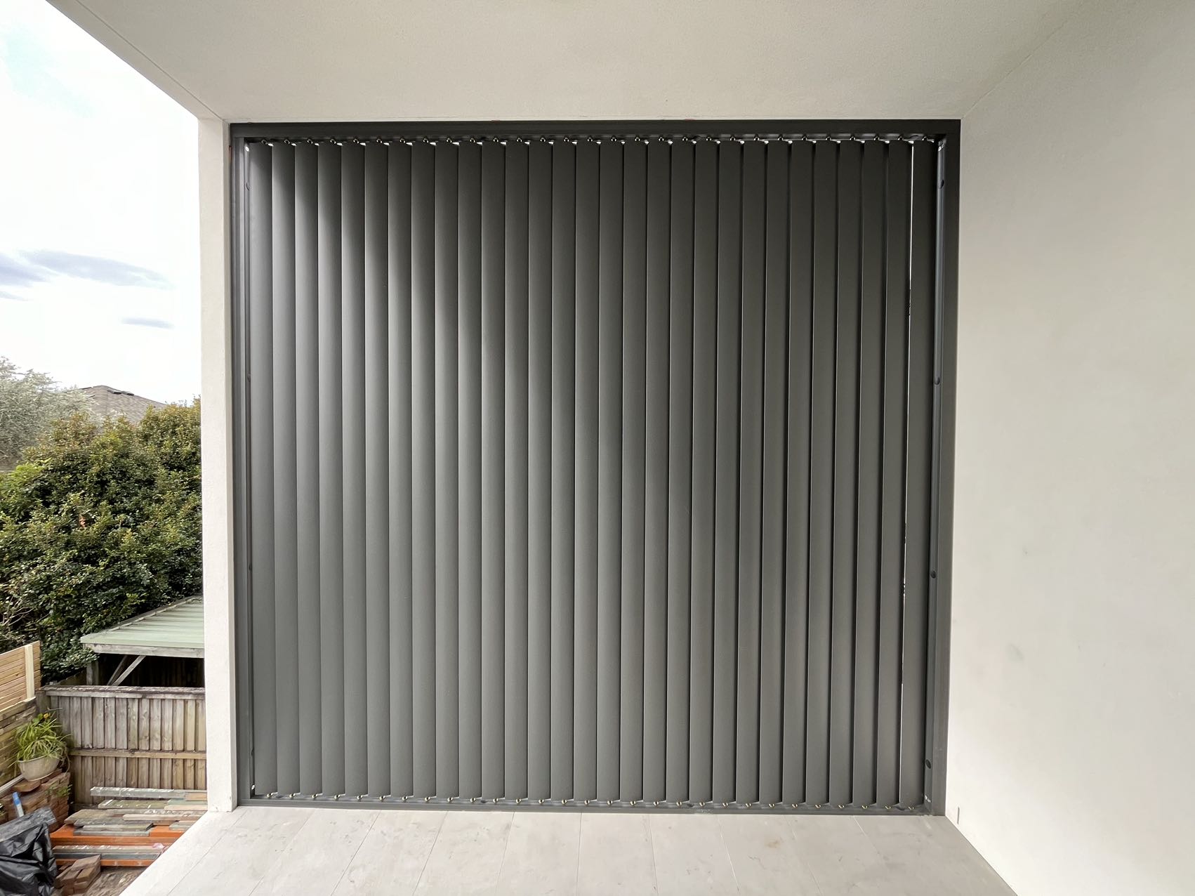 AIRFOIL MOTORIZED SUN LOUVER: Free Vertical Glass Spaces from “Sun-Related Troubles”