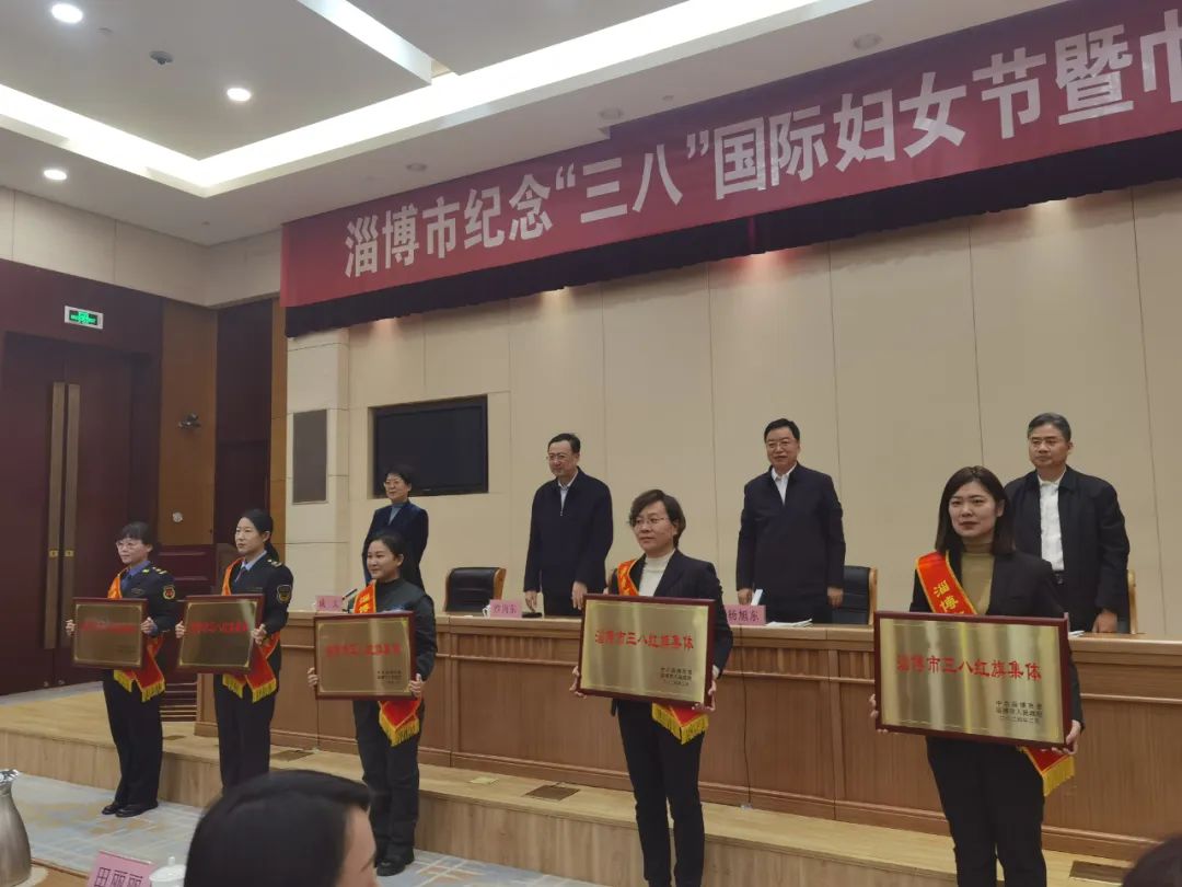 佳节传喜讯！鲜花送温馨！一一热烈祝贺正大新材主控室喜获“三八红旗集体”荣誉称号