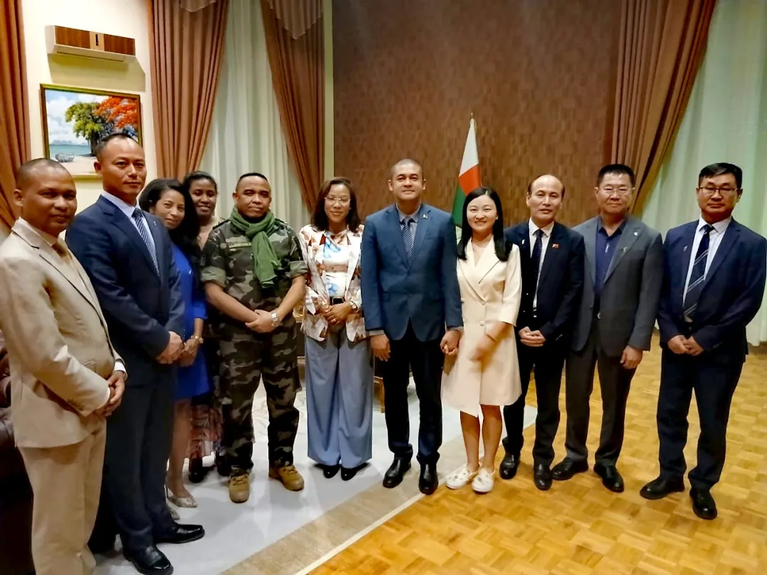 秦勇拜会马达加斯加总统 “卡利姆茶护照”成特色外交礼品