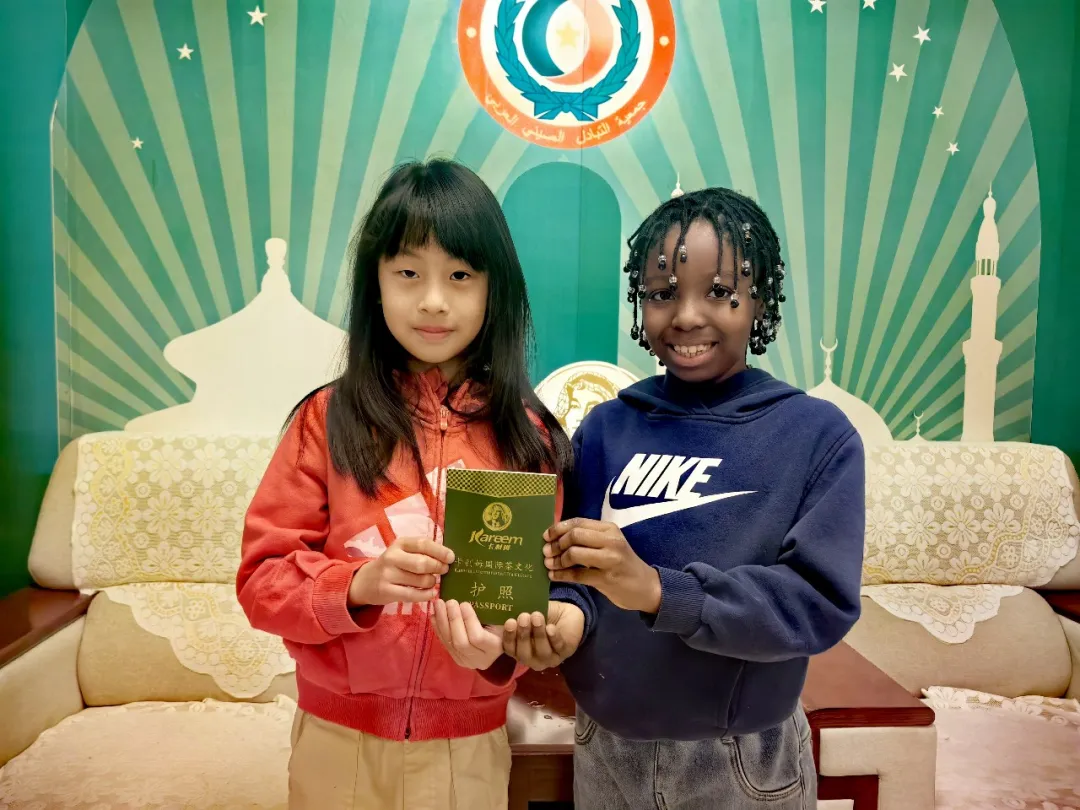 卡利姆国际小茶人媛德与安哥拉驻华大使女儿格蕾丝元旦共学中国茶