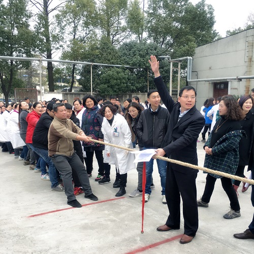 江汉油田总医院纪念“三八”国际妇女节拔河比赛