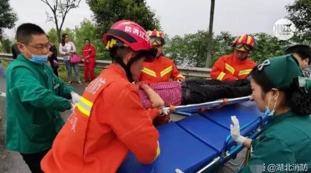 油田总医院急救7名车祸患者 