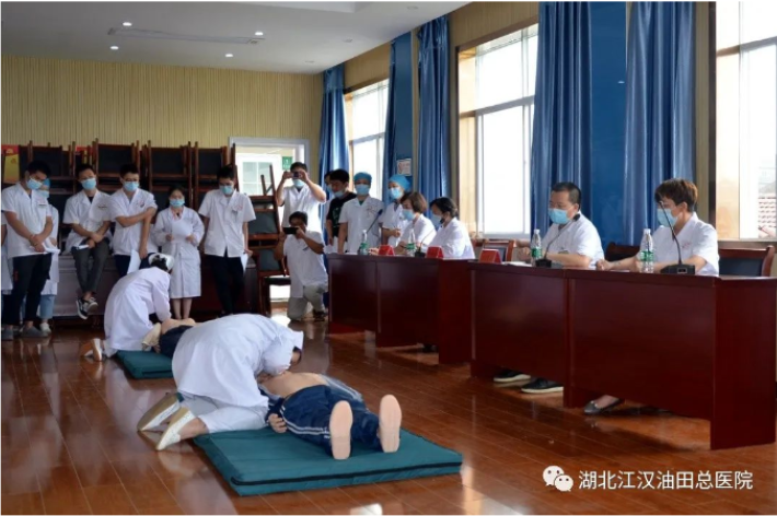 油田总医院专家到积玉口镇卫生院为当地老百姓义诊