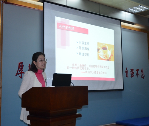 我院从规范医务人员行为入手，不断提高医疗服务质量