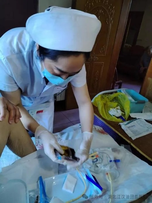 骨科二区护士上门服务 为出院患者更换导尿管暖人心