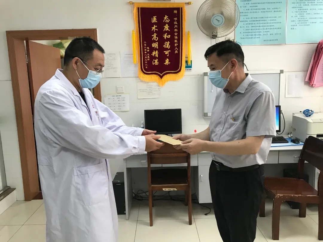 油田总医院党委“七一”前走访慰问全国优秀共产党员张克强和党龄50周年的老党员代表