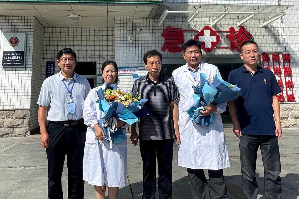 市卫健委领导来油田总医院慰问优秀医师代表