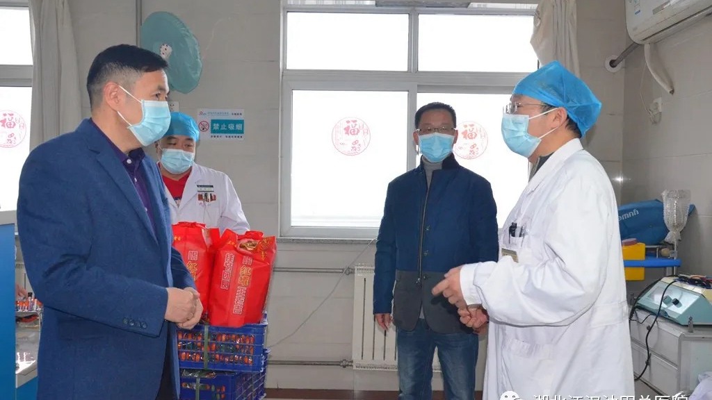 大年初一油田总医院领导亲切慰问在岗员工