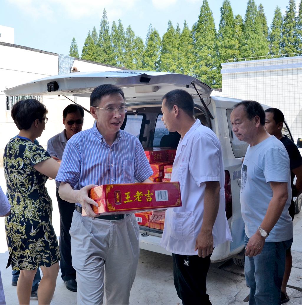 炎炎夏日送清凉 油田总医院领导到基层走访慰问一线员工
