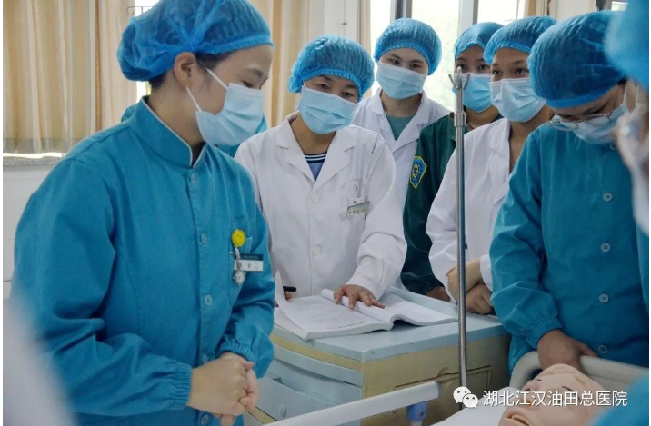 油田总医院开展新入职护士操作培训