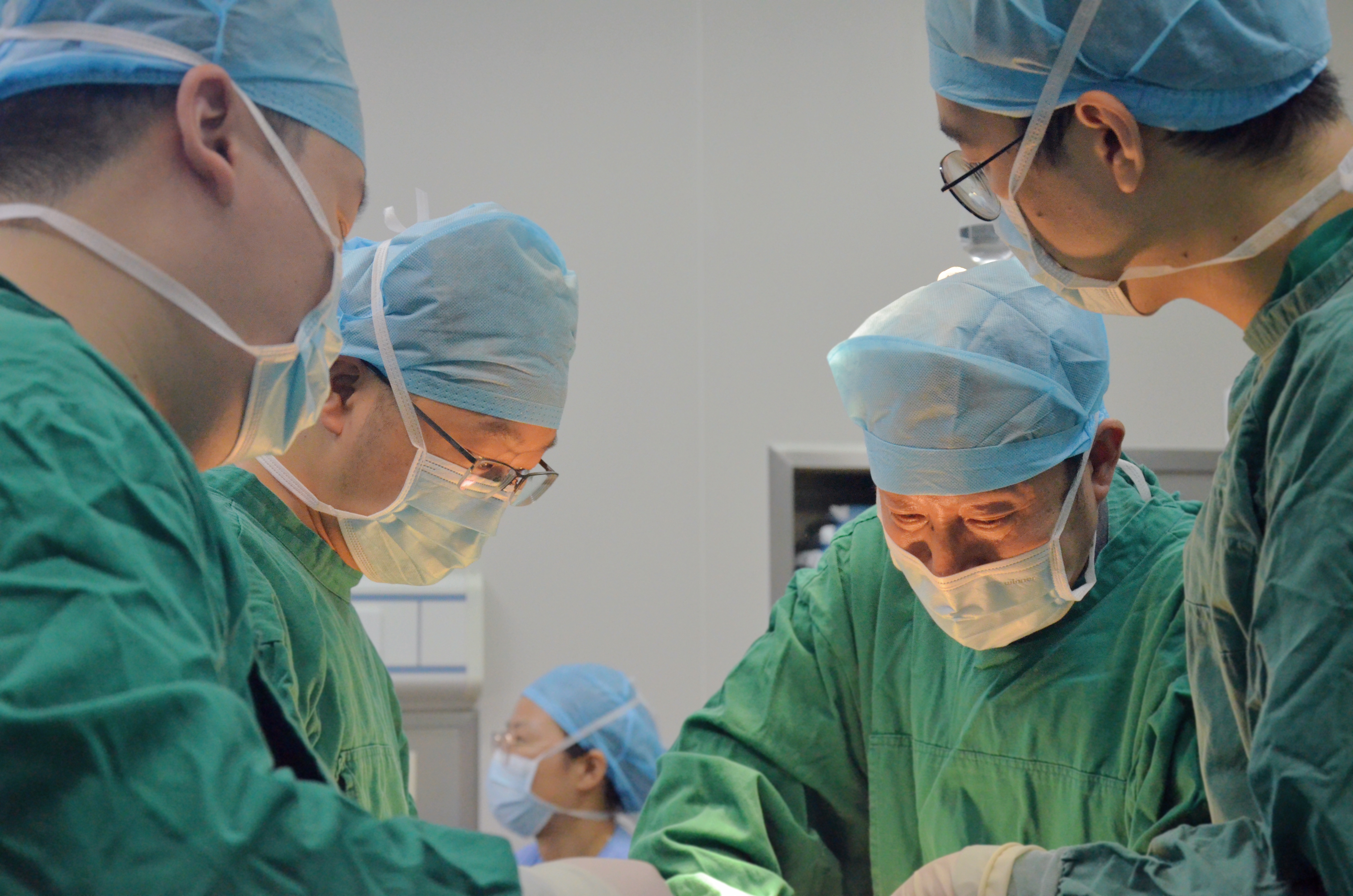 膀胱里长了个大石头 取出后令医生称奇