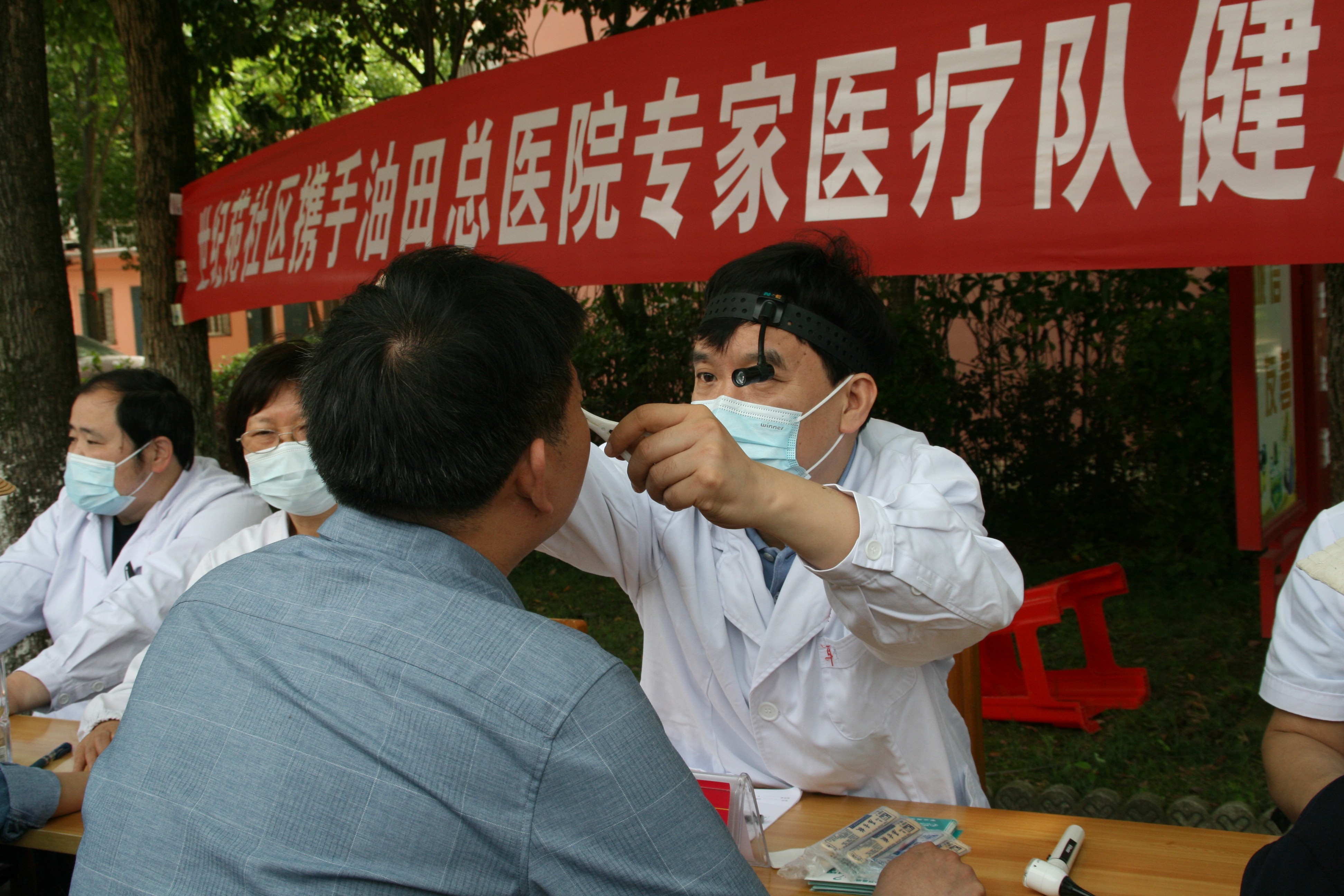 油田总医院党员到世纪苑社区义诊