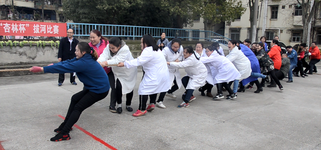 油田总医院庆“三八国际劳动妇女节”之拔河比赛 