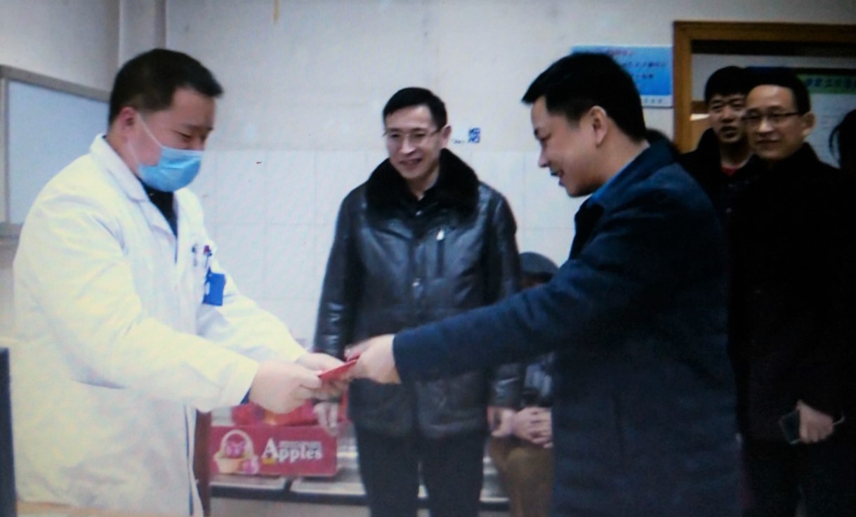 大年初一，分公司总会计师龙勇看望慰问我院坚守岗位的医护人员